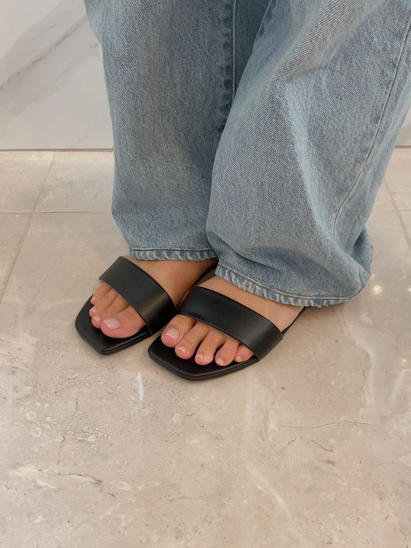 Carmen Flat Sandal - Black